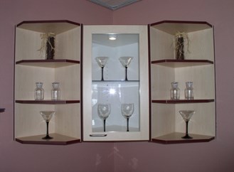 eksempel, vitrineskab med glashylder og2. hjørnereoler