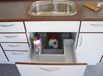 eksempel på skuffer under vaskeskab, udsparing for afløb.
